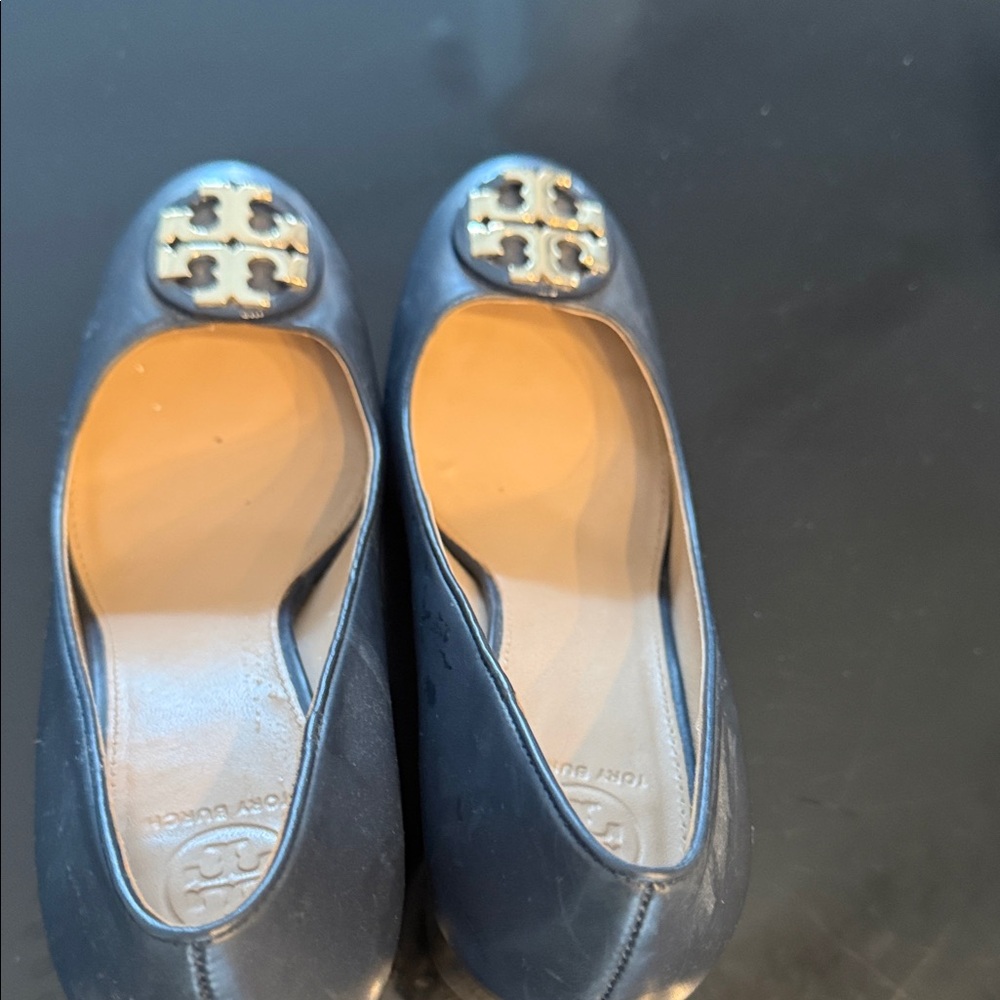 Tory Burch Navy Leather Block Heel Pumps Gold Logo Preppy Classic Size 8. - Picture 6 of 7